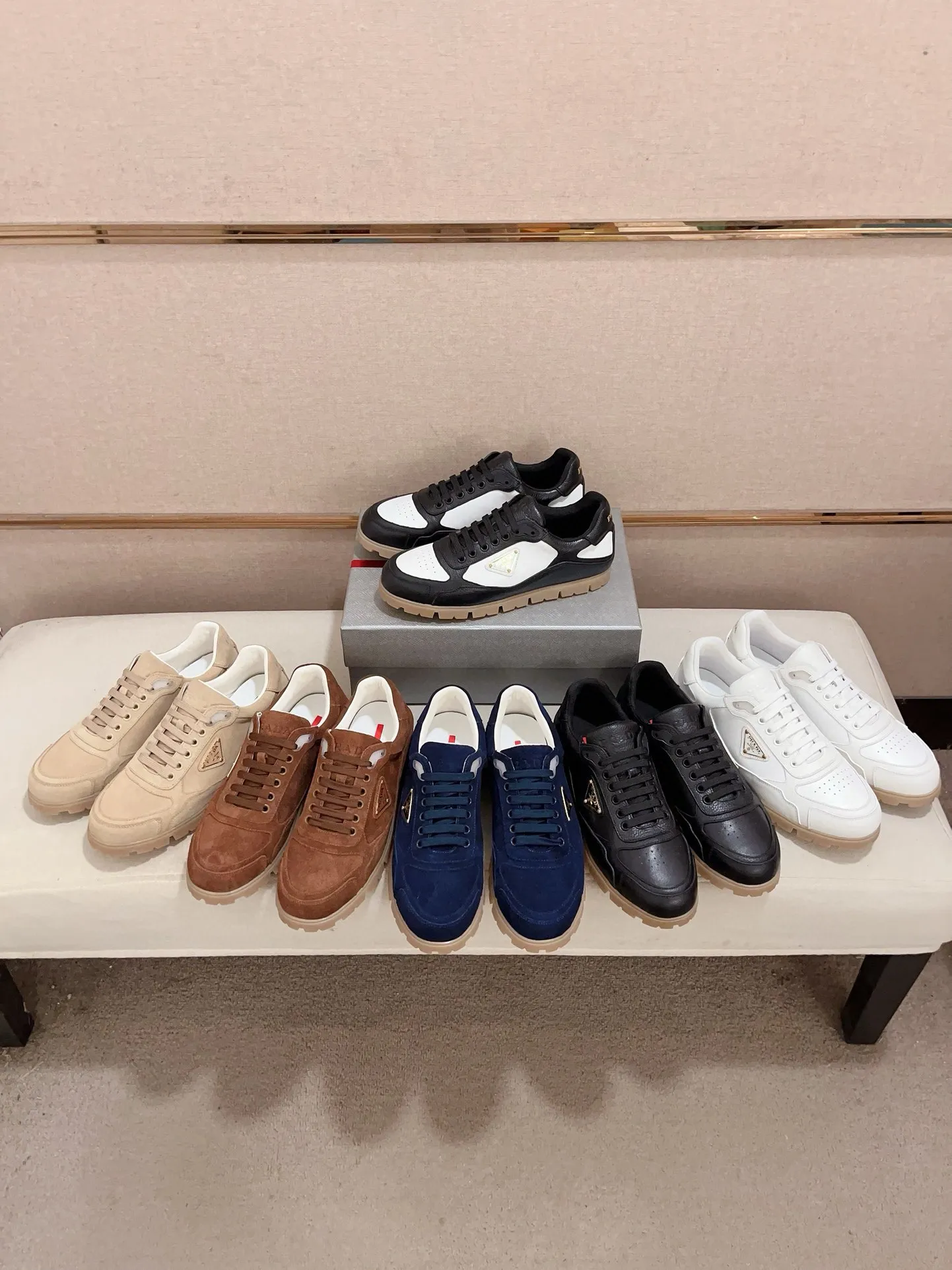 Men's shoes 💰 540💰 ✔️✔️✔️Higher version High-quality new PRADA (Prada) counters are launched at the same time. The new men's shoes and 😘 fabrics are made of high-tech glue-making technology. Lining: Full cowhide lining. 👍🏿 High-end ☄️ air-cushion molded anti-slip rubber outsole, exquisite lines, simple and elegant, comfortable and high-end for leisure travel. Code number: 38 to 44 (45 can be customized and cannot be returned or exchanged)